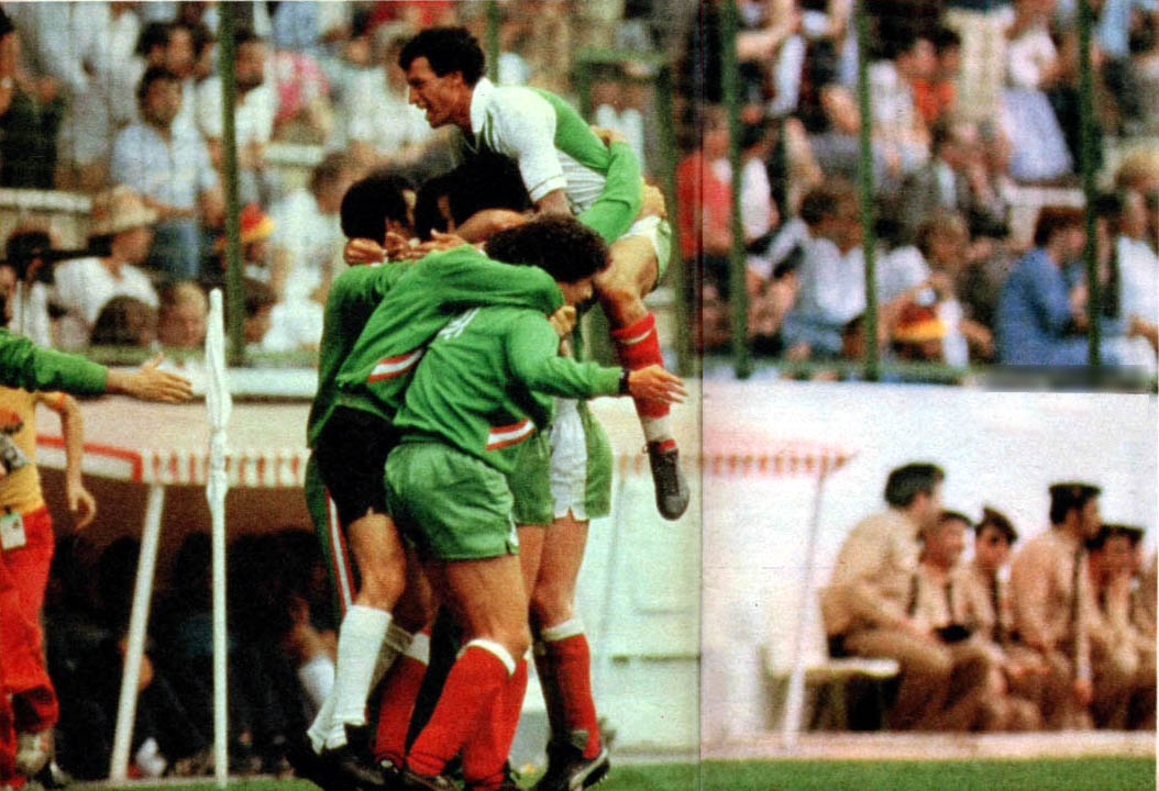 Gijón, 16 juin 1982. Les joueurs algériens célèbrent leur victoire 2-1 contre la RFA.