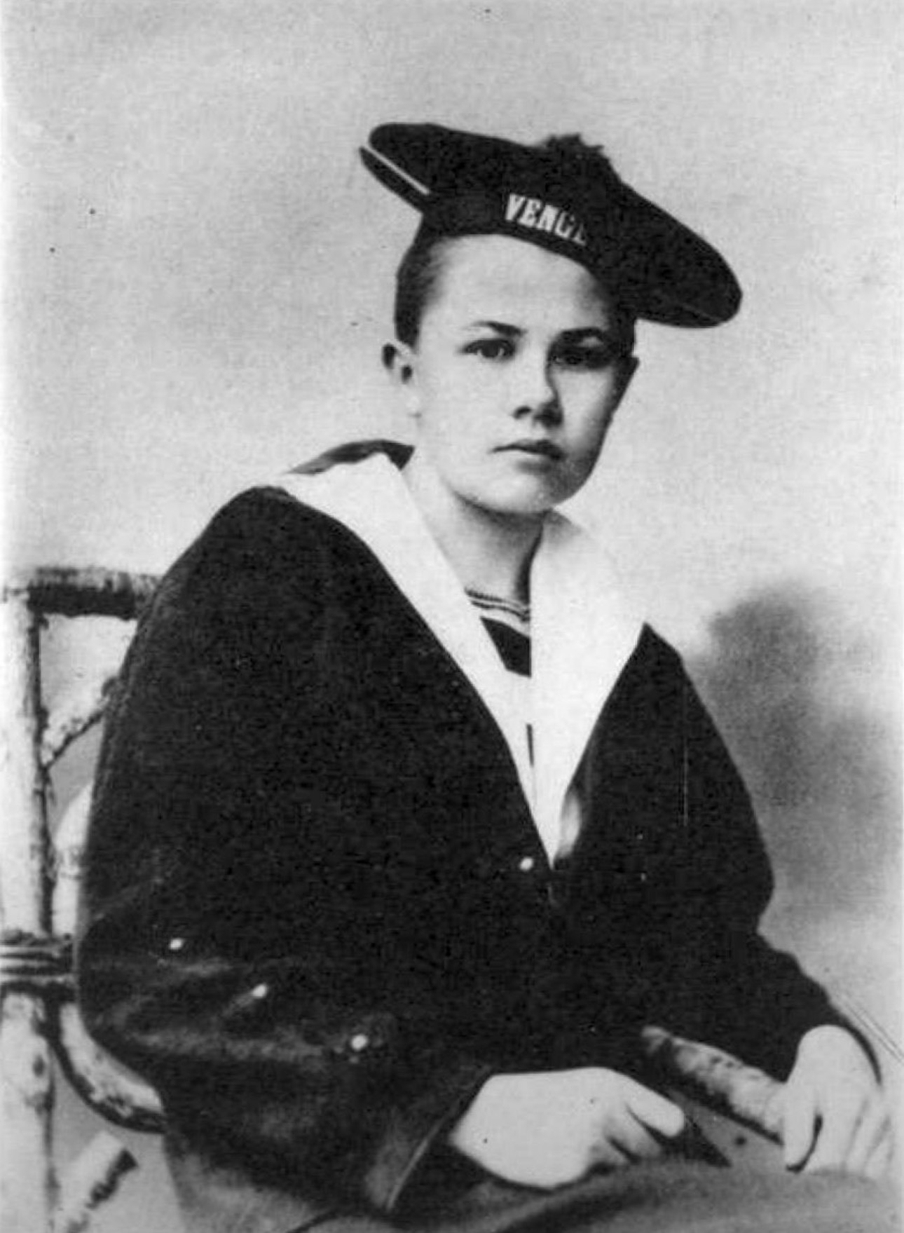 Isabelle Eberhardt en tenue de marin. Elle portait déjà des vêtements masculins avant son départ pour l’Algérie.